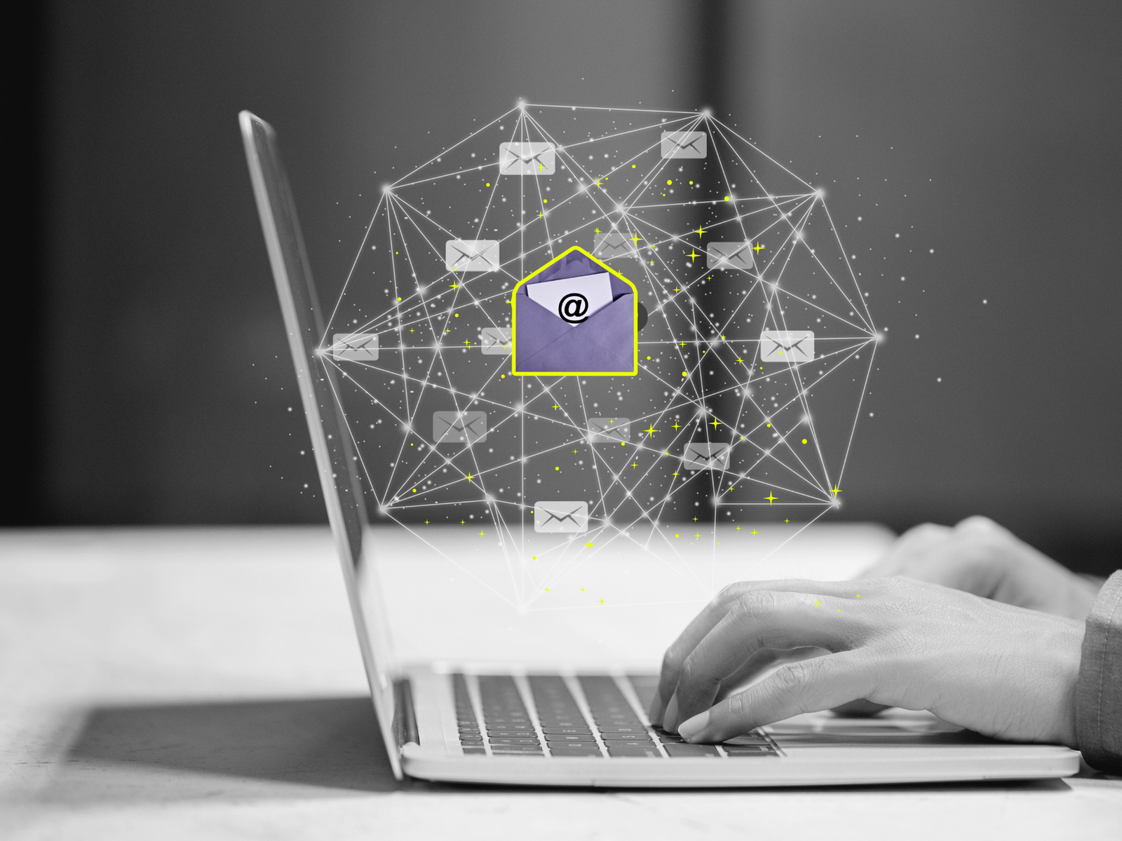 Žmogus rašo nešiojamu kompiuteriu, ekrane vizualizuojamas tinklas su laiškų ikonėlėmis ir el. pašto simboliu. Iliustracija atspindi naujienlaiškių kūrimą, siuntimą ir jų sklaidą internetu.